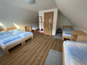 - une chambre avec 2 lits et un escalier dans l'établissement Evin*raj, à Liptovský Mikuláš