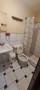 een badkamer met een toilet en een wastafel bij huascaran guest house 2 estrellas in Huaraz