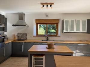 Fotografia z galérie ubytovania Maison en campagne pour 8 personnes région auray v destinácii Landaul
