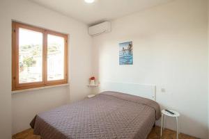 Schlafzimmer mit einem Bett und einem Fenster in der Unterkunft Maria Vittoria in Campese