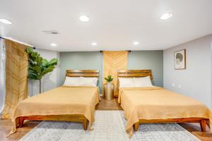 two beds sitting next to each other in a room at The Logandale: HUGE Mid-Century Home, sleeps 15 in Chicago