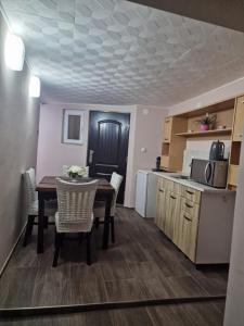 cocina y comedor con mesa y sillas en Къща за гости Теяна en Tryavna