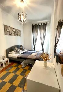 - une chambre avec un lit et une table dans l'établissement Podesti 6, à Rome