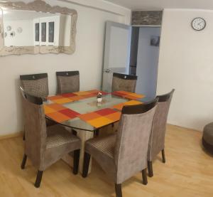 - une salle à manger avec une table et des chaises dans l'établissement Casa 1er piso D&C, à Huancayo