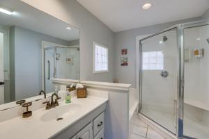 un bagno con lavandino e doccia di Waterfront Lay Lake Retreat with Dock and 3 Piers! a Shelby Altre 37 foto