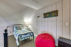 een slaapkamer met een bed en een rode poef bij Waterfront Lay Lake Retreat with Dock and 3 Piers! in Shelby