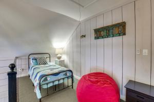 una camera da letto con un letto e un pouf rosso di Waterfront Lay Lake Retreat with Dock and 3 Piers! a Shelby