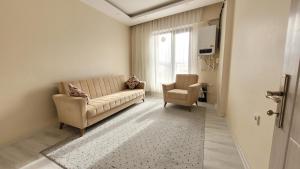 ein Wohnzimmer mit einem Sofa und einem Stuhl in der Unterkunft Padishah Suite Otel in Van