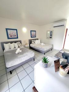 duży pokój z 2 łóżkami i stołem w obiekcie Nautilus by La Jamaca Hotels-Downtown La Parguera w mieście Lajas