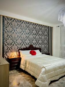 sypialnia z łóżkiem z czerwoną poduszką w obiekcie Venice VIP Guest House w Mestre
