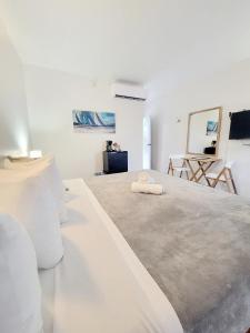 TV a/nebo společenská místnost v ubytování Nautilus by La Jamaca Hotels-Downtown La Parguera