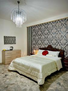 sypialnia z dużym łóżkiem i żyrandolem w obiekcie Venice VIP Guest House w Mestre
