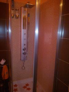 een douche in een badkamer met sterren aan de muur bij Onboarding! in Napels