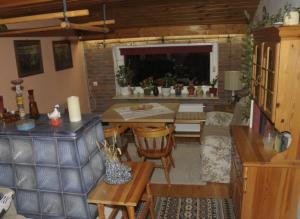 ein Wohnzimmer mit einem Tisch und einem Esszimmer in der Unterkunft Ferienhaus Glashütt in Sankt Englmar