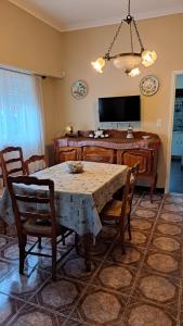 comedor con mesa y TV en Holiday Home Mi Refugio en Mar del Plata
