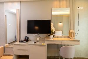 TV a/nebo společenská místnost v ubytování Nile Club hotel