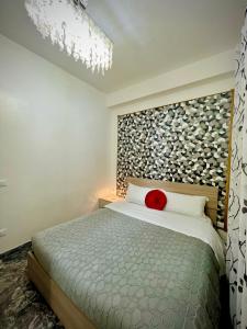 sypialnia z łóżkiem z czerwoną poduszką w obiekcie Venice VIP Guest House w Mestre