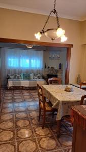sala de estar con mesa y sofá en Holiday Home Mi Refugio en Mar del Plata