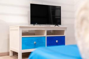 TV at/o entertainment center sa Cuore blu