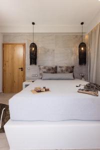 Photo de la galerie de l'établissement Villa Finest -Seaside Villa with private swimming pool-, à Mikri Vigla