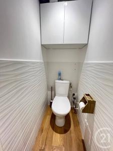 a bathroom with a white toilet in a room at LE MELEZET - Appart' 6 personnes skis aux pieds in Risoul
