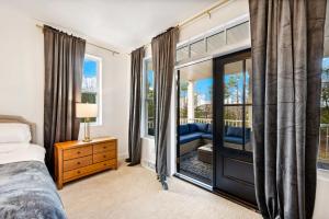 Un dormitorio con una cama y una ventana grande. en Sister Bay Haus - Luxury - Walk To Northern Haus, en Sister Bay