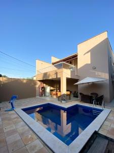 ein Haus mit einem Pool vor einem Haus in der Unterkunft Casa Blue Horse Pipa in Pipa