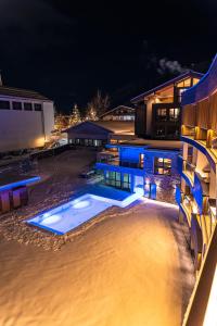 ツェル・アム・ゼーにあるSpa Apartments - next to AreitXpress Gondolaの夜の建物の前のプール
