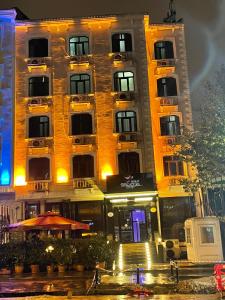 イスタンブールにあるトプカプ サベナ ホテルの横に灯る高い建物