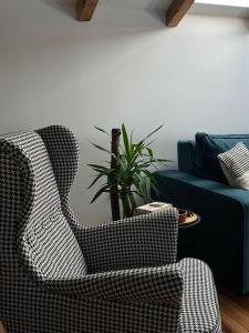 een woonkamer met een stoel en een plant bij Apartman Park in Zlatibor