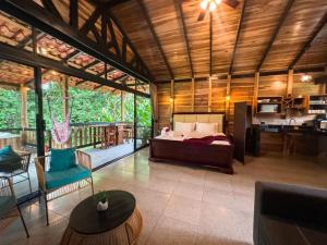 1 dormitorio en una habitación con cama y balcón en Green Forest Villa, en Fortuna 73 fotos más