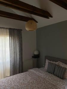 een slaapkamer met een bed en een plafond bij Apartman Park in Zlatibor