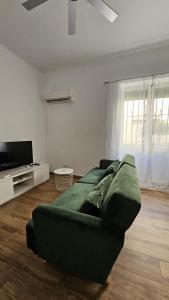 Televízia a/alebo spoločenská miestnosť v ubytovaní Malaga Home
