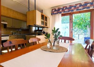uma cozinha e sala de jantar com uma mesa com um vaso em Casa con piscina en Tortosa Delta de l'Ebre em Tortosa