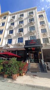 イスタンブールにあるトプカプ サベナ ホテルの鉢植えの白い大きな建物