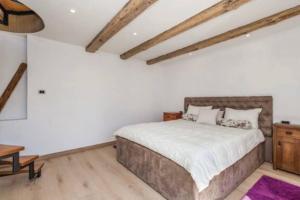1 dormitorio con cama grande y escritorio de madera en Kuća za odmor “Dobra” - Skrad, Gorski kotar, en Skrad