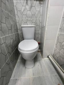 奇姆肯特的住宿－Французский дом 47，一间位于客房内的白色卫生间的浴室