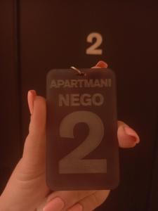 Majutusasutuses Nego apartmani olev sertifikaat, autasu, silt või muu dokument