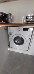a washing machine in a kitchen with a counter at Apartament Morze i Las in Mrzeżyno