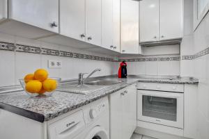 Kuchyň nebo kuchyňský kout v ubytování Sol Montemar 10 by IVI Real Estate