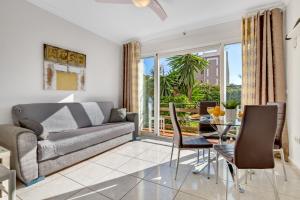 Posezení v ubytování Sol Montemar 10 by IVI Real Estate