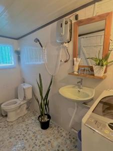 un piccolo bagno con un water e un lavandino di HÙNG Apartment Dalat a Da Lat Altre 9 foto