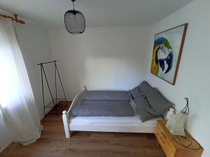 um sofá branco numa sala de estar com um quadro em Ferienwohnung Marell em Großwallstadt