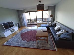 uma sala de estar com um sofá e uma mesa em Ferienwohnung Marell em Großwallstadt