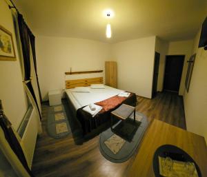 ein kleines Zimmer mit einem Bett und einem Tisch in der Unterkunft Casa LA SAAL - Seica Mare Sibiu in Şeíca Mare + 23 Fotos