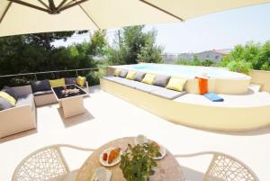 Posezení v ubytování Seaview Pool Villa with cinema up to 26