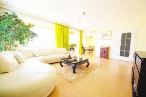uma sala de estar com um sofá branco e uma mesa de centro em Seaview Pool Villa with cinema up to 26 em Kaštela