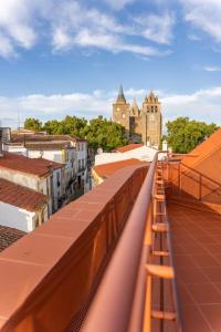 een uitzicht vanaf het dak van een gebouw met een trein bij Guest House - Palácio Diana in Évora