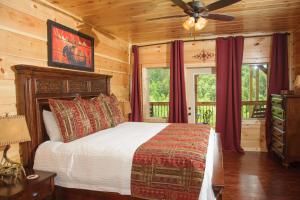 Ένα ή περισσότερα κρεβάτια σε δωμάτιο στο Breathtaking 14BR Cabin: Elevator Views Games Hot Tubs Galore