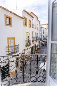 Aussicht vom Balkon eines Gebäudes in der Unterkunft Guest House - Palácio Diana in Évora
